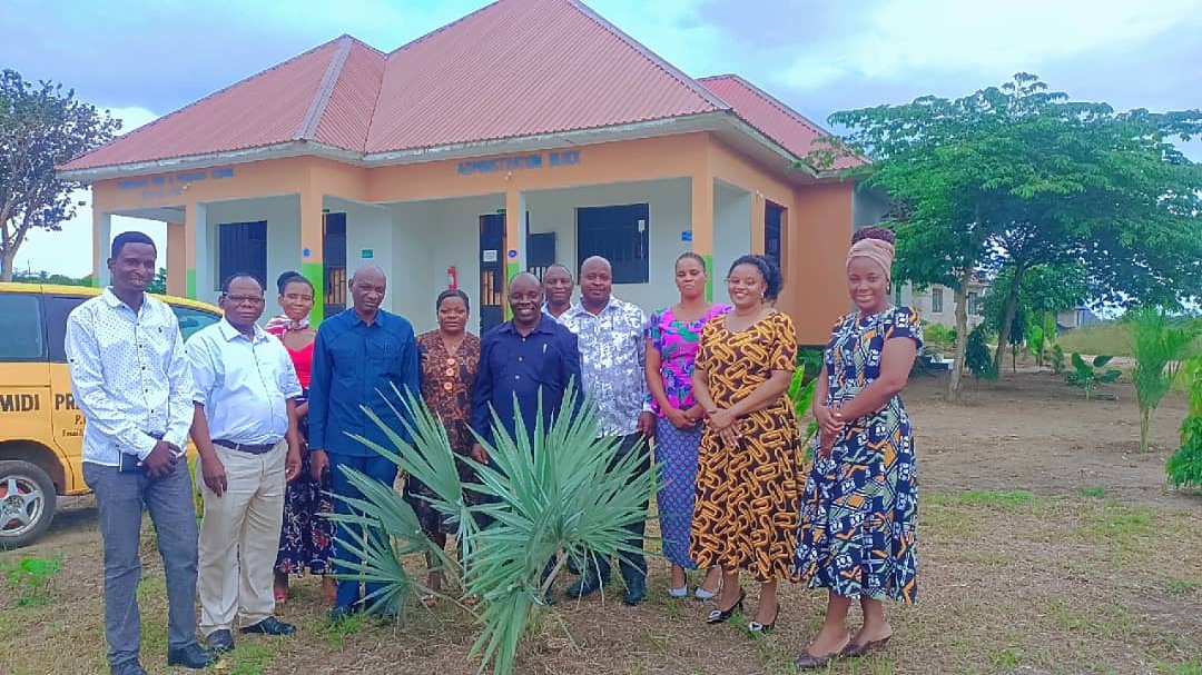 Piramidi School staff member