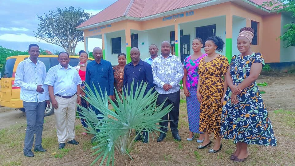 Piramidi School staff member