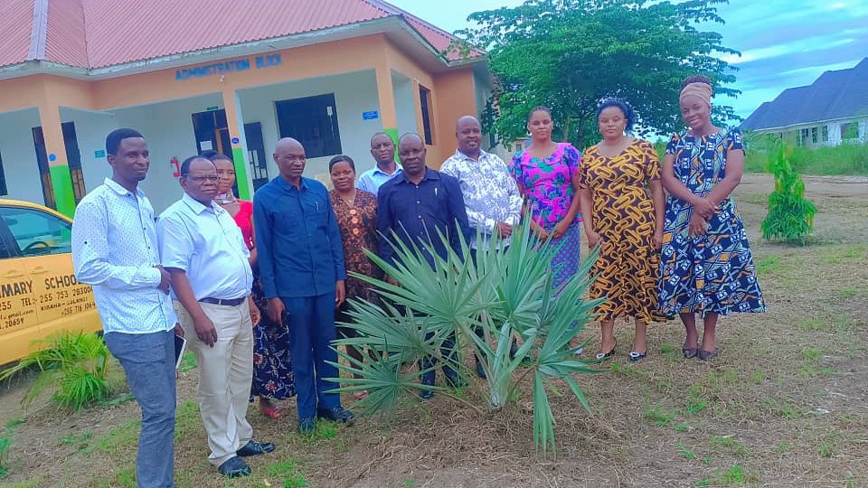 Piramidi School staff member
